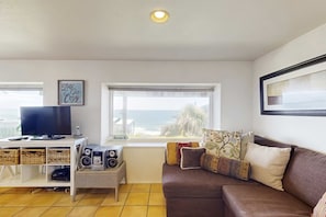 TV, fireplace, DVD player - Oceanview Escape with Sweeping Views and Easy Beach Access (Oceanside)