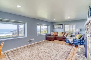 TV, fireplace, DVD player - Oceanview Escape with Sweeping Views and Easy Beach Access (Oceanside)