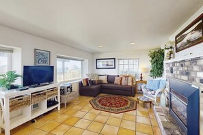 TV, fireplace, DVD player - Oceanview Escape with Sweeping Views and Easy Beach Access (Oceanside)