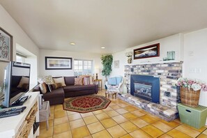 電視、壁爐、DVD 播放機