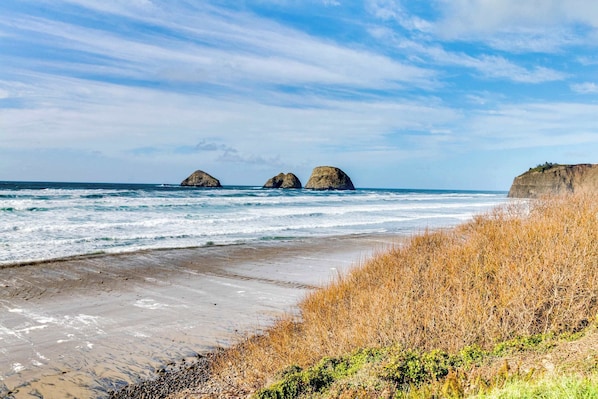 Beach - Oceanview Escape with Sweeping Views and Easy Beach Access (Oceanside)