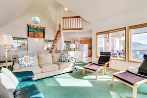 TV, fireplace, DVD player, offices - Relaxing Bayfront Home with Ocean Views and Easy Beach Access Dogs Welcome (Oceanside)