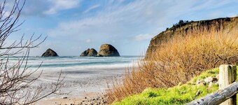 Relaxing Bayfront Home with Ocean Views and Easy Beach Access Dogs Welcome