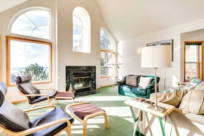 TV, fireplace, DVD player, offices - Relaxing Bayfront Home with Ocean Views and Easy Beach Access Dogs Welcome (Oceanside)