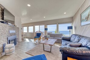 TV, fireplace, DVD player - Charming Oceanfront Getaway with Gorgeous Water Views and Easy Beach Access (Oceanside)