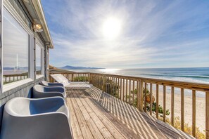 Property grounds - Charming Oceanfront Getaway with Gorgeous Water Views and Easy Beach Access (Oceanside)