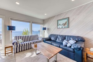 TV, fireplace, DVD player - Charming Oceanfront Getaway with Gorgeous Water Views and Easy Beach Access (Oceanside)