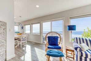 TV, fireplace, DVD player - Charming Oceanfront Getaway with Gorgeous Water Views and Easy Beach Access (Oceanside)