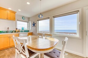 Dining - Charming Oceanfront Getaway with Gorgeous Water Views and Easy Beach Access (Oceanside)