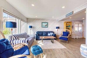 TV, fireplace, DVD player - Charming Oceanfront Getaway with Gorgeous Water Views and Easy Beach Access (Oceanside)