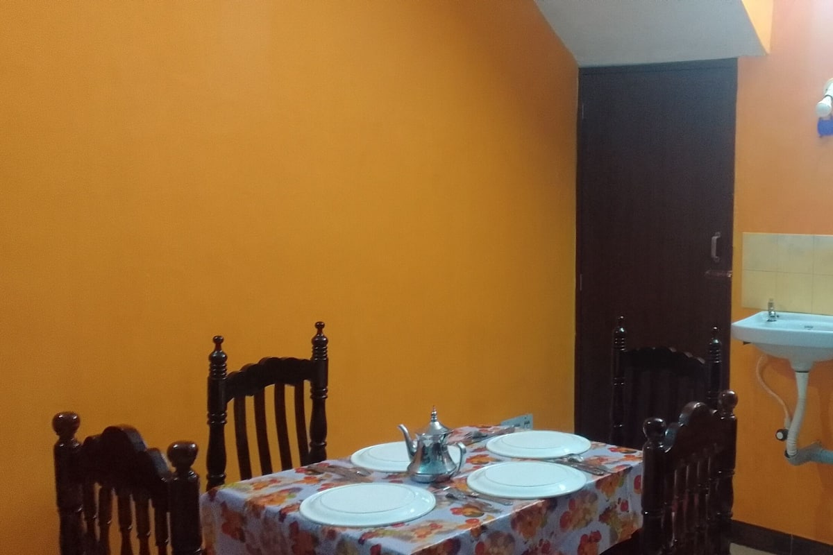 Deluxe Double or Twin Room, Garden View | Private kitchen | Microwave