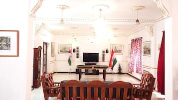 Luxury Bungalow, Garden View | Living area