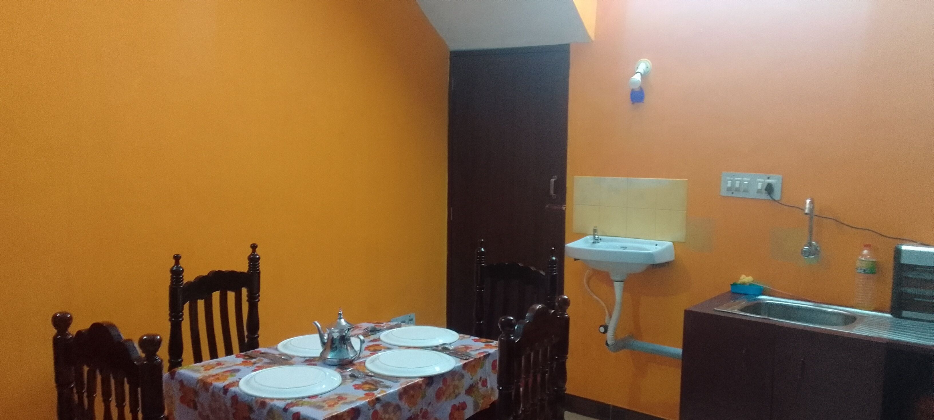 Habitación Deluxe con 1 cama matrimonial o 2 individuales, vista al jardín | Servicio a la habitación