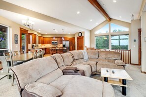 TV, fireplace, DVD player - Spacious Oceanside Home with Private Hot Tub and Pacific Views Dog Friendly (Oceanside)