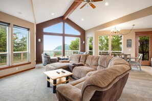TV, fireplace, DVD player - Spacious Oceanside Home with Private Hot Tub and Pacific Views Dog Friendly (Oceanside)