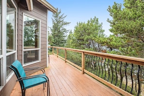 Terrace/patio - Spacious Oceanside Home with Private Hot Tub and Pacific Views Dog Friendly (Oceanside)