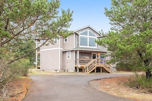 Exterior - Spacious Oceanside Home with Private Hot Tub and Pacific Views Dog Friendly (Oceanside)