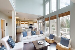 TV, fireplace, DVD player, offices - Gorgeous Home with Ocean Views Beach Access and Private Hot Tub (Oceanside)