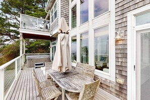 Outdoor dining - Gorgeous Home with Ocean Views Beach Access and Private Hot Tub (Oceanside)