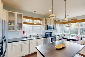 Fridge, microwave, oven, stovetop - Gorgeous Home with Ocean Views Beach Access and Private Hot Tub (Oceanside)