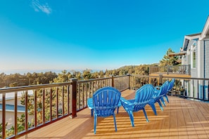 Property grounds - Spectacular ocean view home with fireplace and large decks dog friendly (Oceanside)