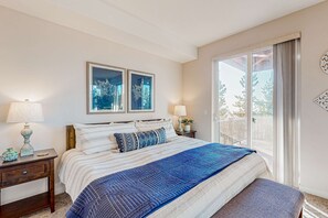 3 bedrooms, iron/ironing board, WiFi, bed sheets - Spectacular ocean view home with fireplace and large decks dog friendly (Oceanside)