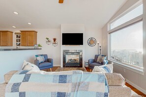 TV, fireplace, table football - Spectacular ocean view home with fireplace and large decks dog friendly (Oceanside)