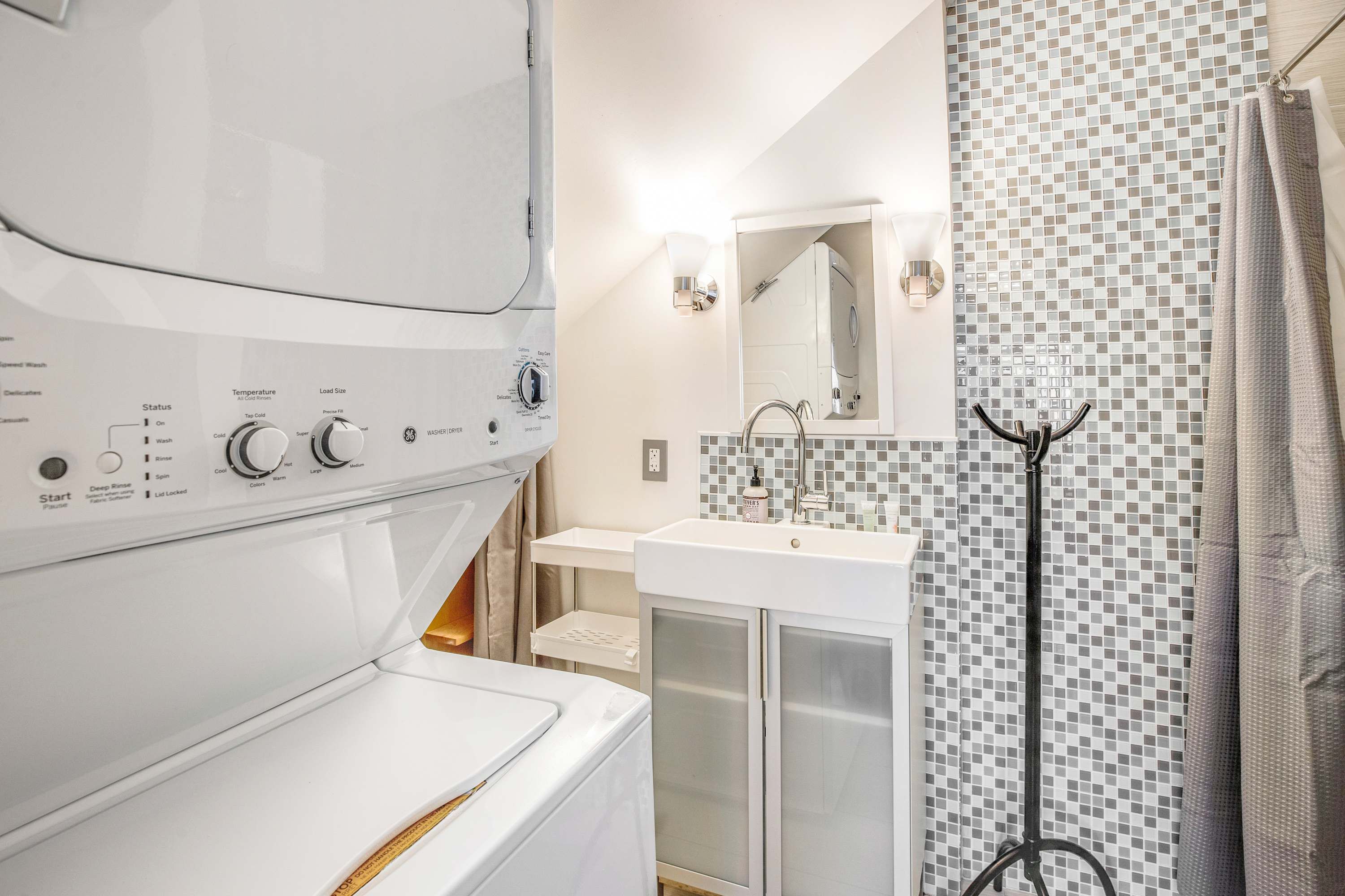 Een douche, een haardroger, handdoeken