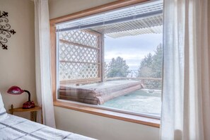 2 bedrooms, WiFi - Welcoming Condo with Ocean Views and Private Hot Tub Short Walk to the Beach (Oceanside)