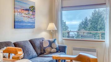 Een televisie, een dvd-speler en een kantoor