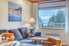 TV, DVD player, offices - Welcoming Condo with Ocean Views and Private Hot Tub Short Walk to the Beach (Oceanside)