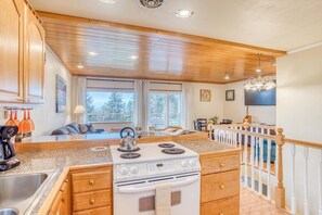 Fridge, microwave, oven, stovetop - Welcoming Condo with Ocean Views and Private Hot Tub Short Walk to the Beach (Oceanside)