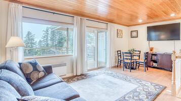 Een televisie, een dvd-speler en een kantoor