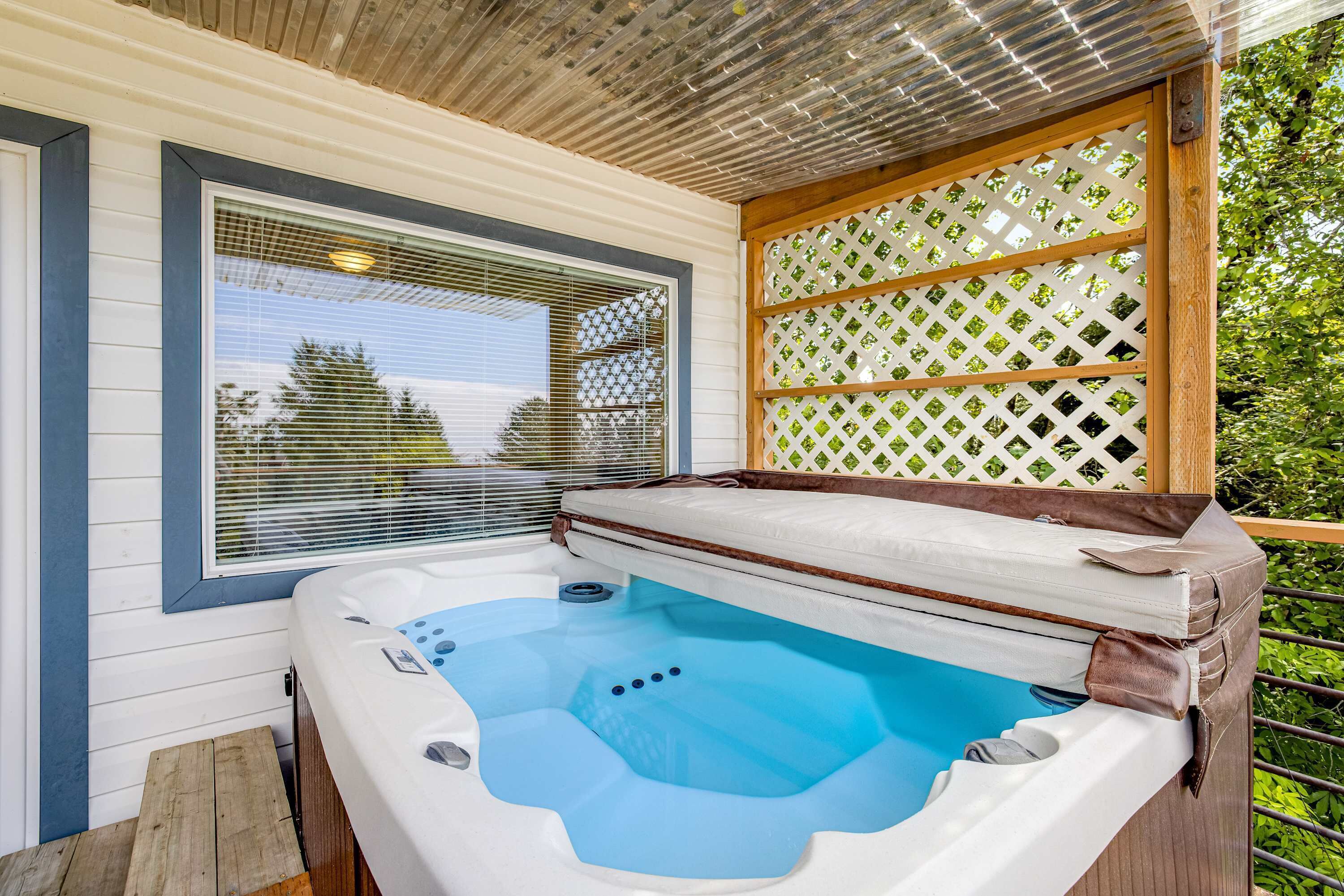 Outdoor spa tub