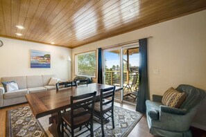 Living area - Welcoming Condo with Ocean Views and Private Hot Tub - Short Walk to the Beach (Oceanside)