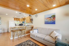 Living area - Welcoming Condo with Ocean Views and Private Hot Tub - Short Walk to the Beach (Oceanside)