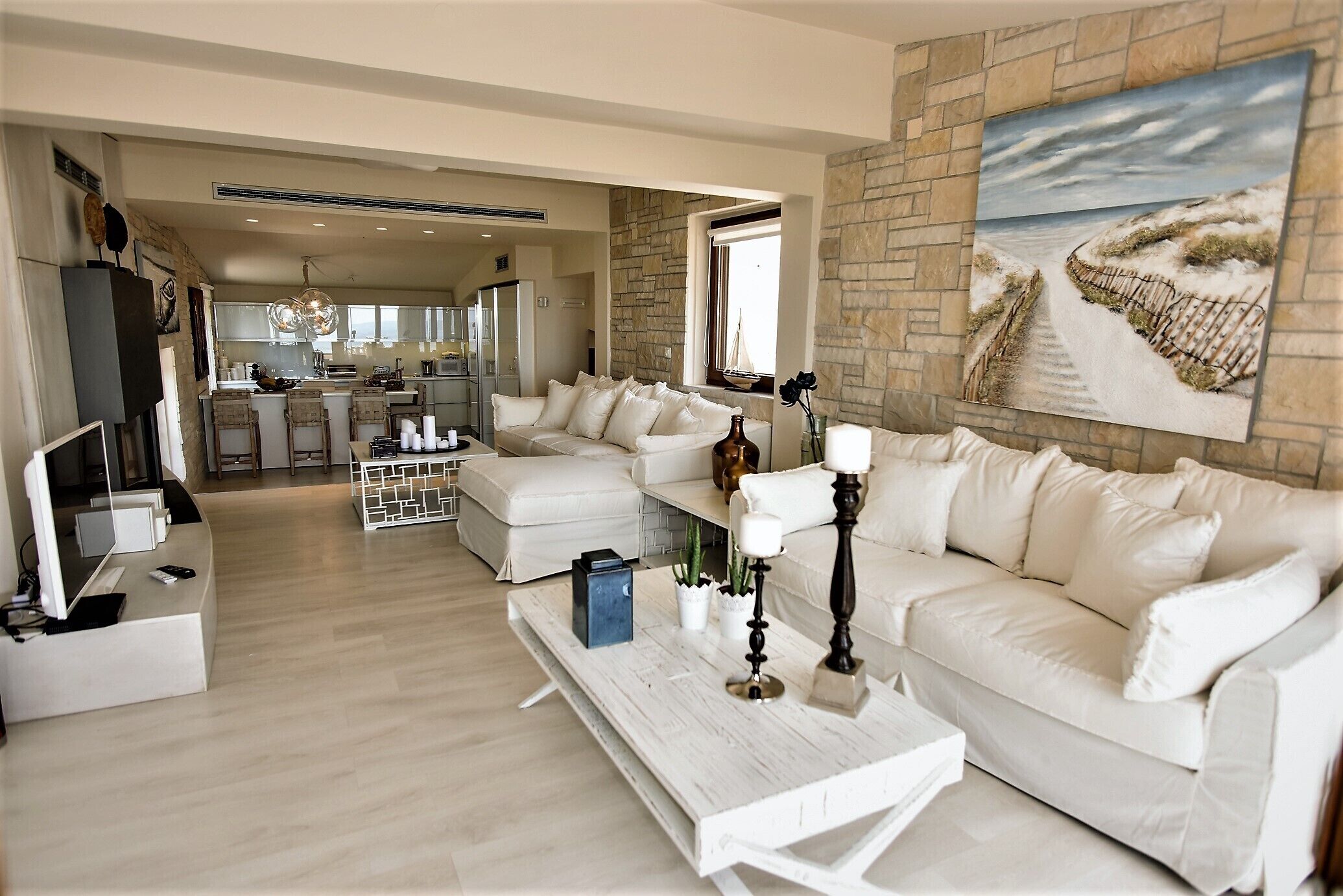 Familievilla, havutsikt | Oppholdsområde | En 40-tommers smart-TV med Parabol-TV samt Netflix og strømmetjenester