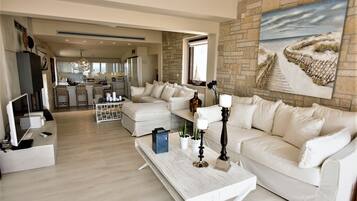 Familievilla, havutsikt | Oppholdsområde | En 40-tommers smart-TV med Parabol-TV samt Netflix og strømmetjenester