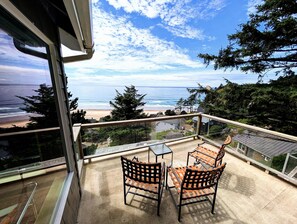 Property grounds - Airy Beach Home with Two Decks, Ocean Views - Close to Beach Access (Oceanside)
