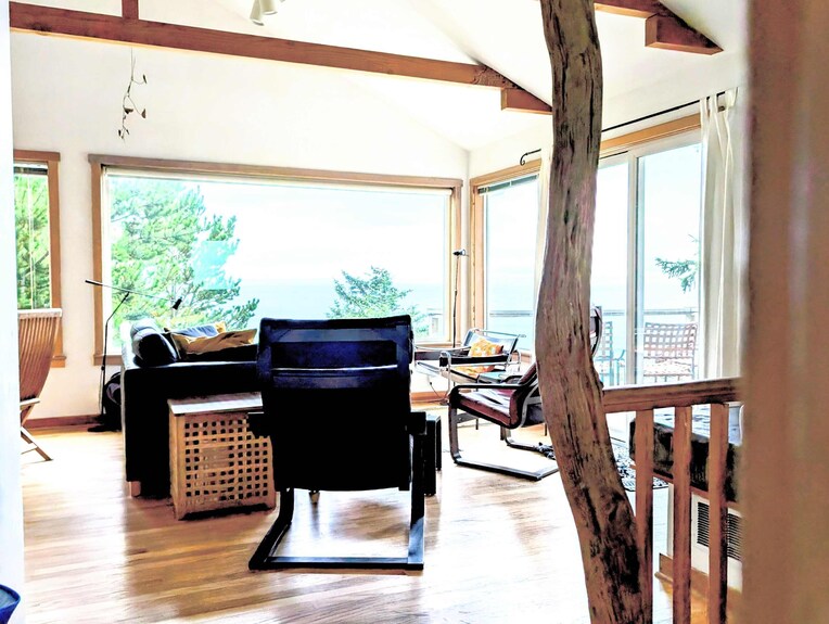 Airy Beach Home With Two Decks Ocean Views Close To Beach Access - Oceanside, OR