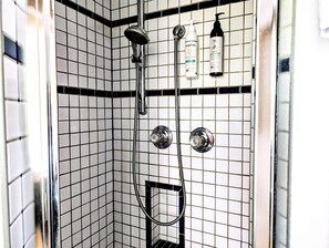 Shower, towels, shampoo - Airy Beach Home with Two Decks Ocean Views Close to Beach Access (Oceanside)