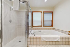Douche, sèche-cheveux, serviettes fournies, shampoing