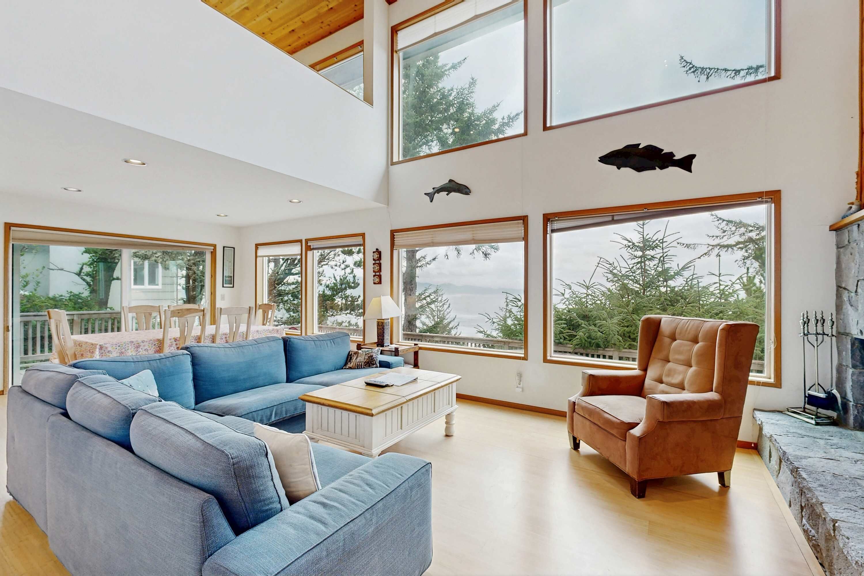 TV, peis, DVD-spiller og kontorer