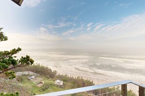 Property grounds - Oceanfront home with WiFi two balconies and lovely views dogs are welcome (Oceanside)