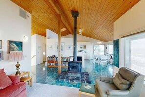 TV, DVD player, offices - Oceanfront home with WiFi two balconies and lovely views dogs are welcome (Oceanside)