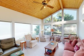 TV, DVD player, offices - Oceanfront home with WiFi two balconies and lovely views dogs are welcome (Oceanside)