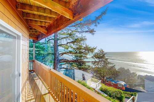 Perfect oceanside getaway with magnificent ocean views and beach nearby