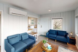 Living area - Pleasant dog-friendly house w/panoramic views - short walk to the beach (Oceanside)