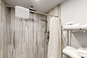 Shower, towels, shampoo - Pleasant dog friendly house with panoramic views short walk to the beach (Oceanside)