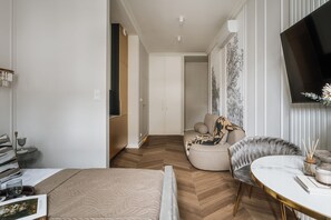 Comfort studio suite, uitzicht op stad | Een strijkplank/strijkijzer, gratis wifi